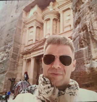 Cristóbal Cordero ante el Tesoro de Petra