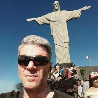 Cristóbal Cordero ante el Cristo Redentor